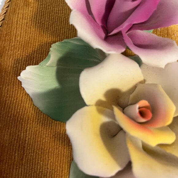HANGING WALL ITALY VTG PLAQUE PORCELAIN ROSES ON FINE VELVET BACKDRAFT-Used - Picture 3 of 6
